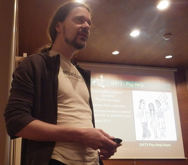 Gén Párizsban ad elő a Psy Helpről